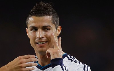 熊猫体育焦点-伯贝这头球力压后卫