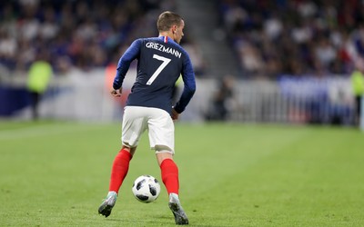 熊猫体育独家-迈尼昂禁区外解围惊出一身冷汗